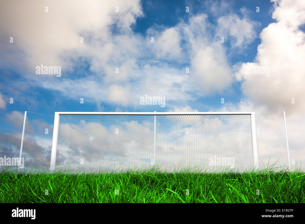 Obiettivo di calcio sotto il blu cielo molto nuvoloso Foto Stock