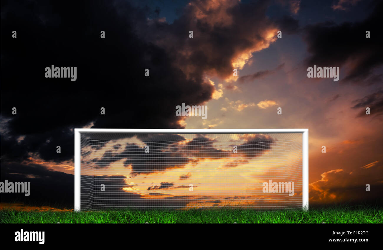 Obiettivo di calcio sotto il tramonto cielo molto nuvoloso Foto Stock