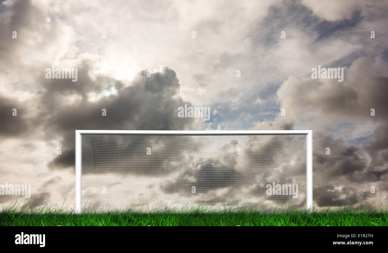 Obiettivo di calcio sotto il grigio cielo nuvoloso Foto Stock