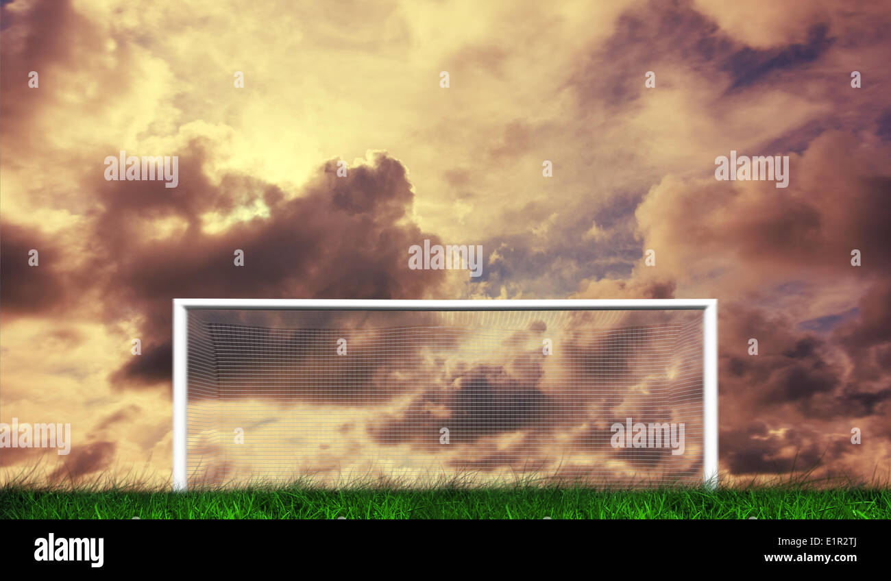 Obiettivo di calcio sotto il cielo nuvoloso Foto Stock