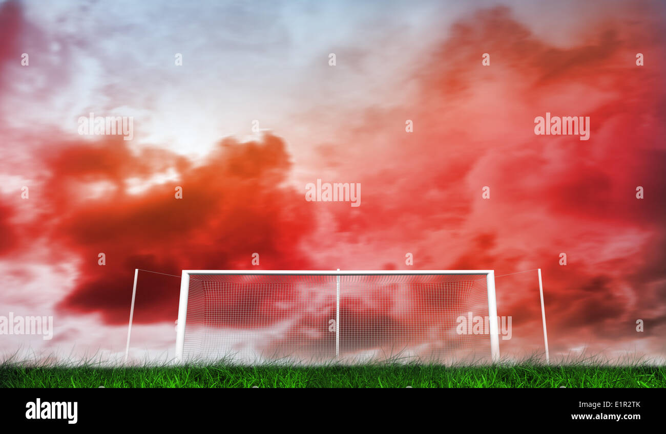 Obiettivo di calcio sotto red cielo molto nuvoloso Foto Stock