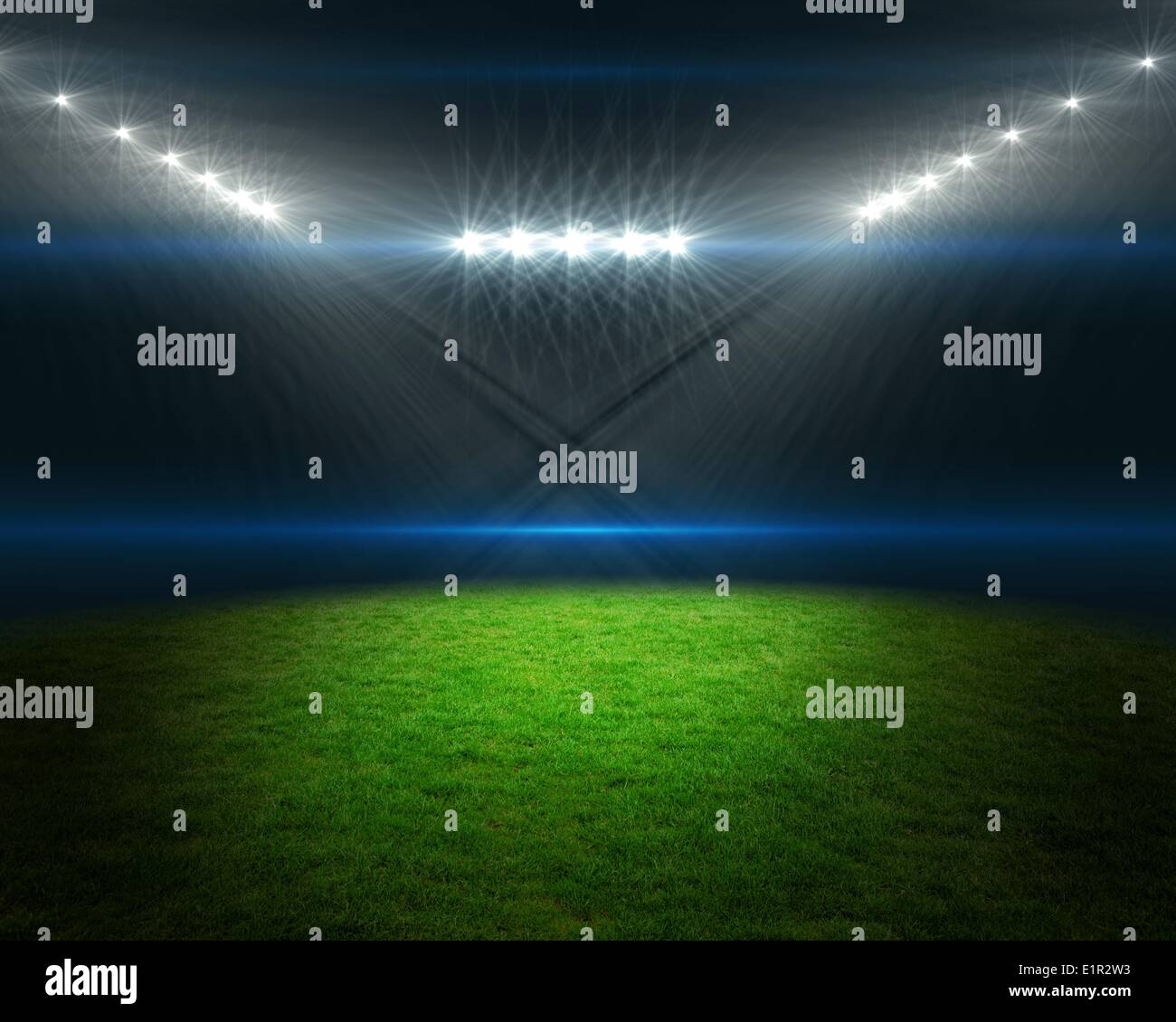 Campo di calcio con luci luminose Foto Stock