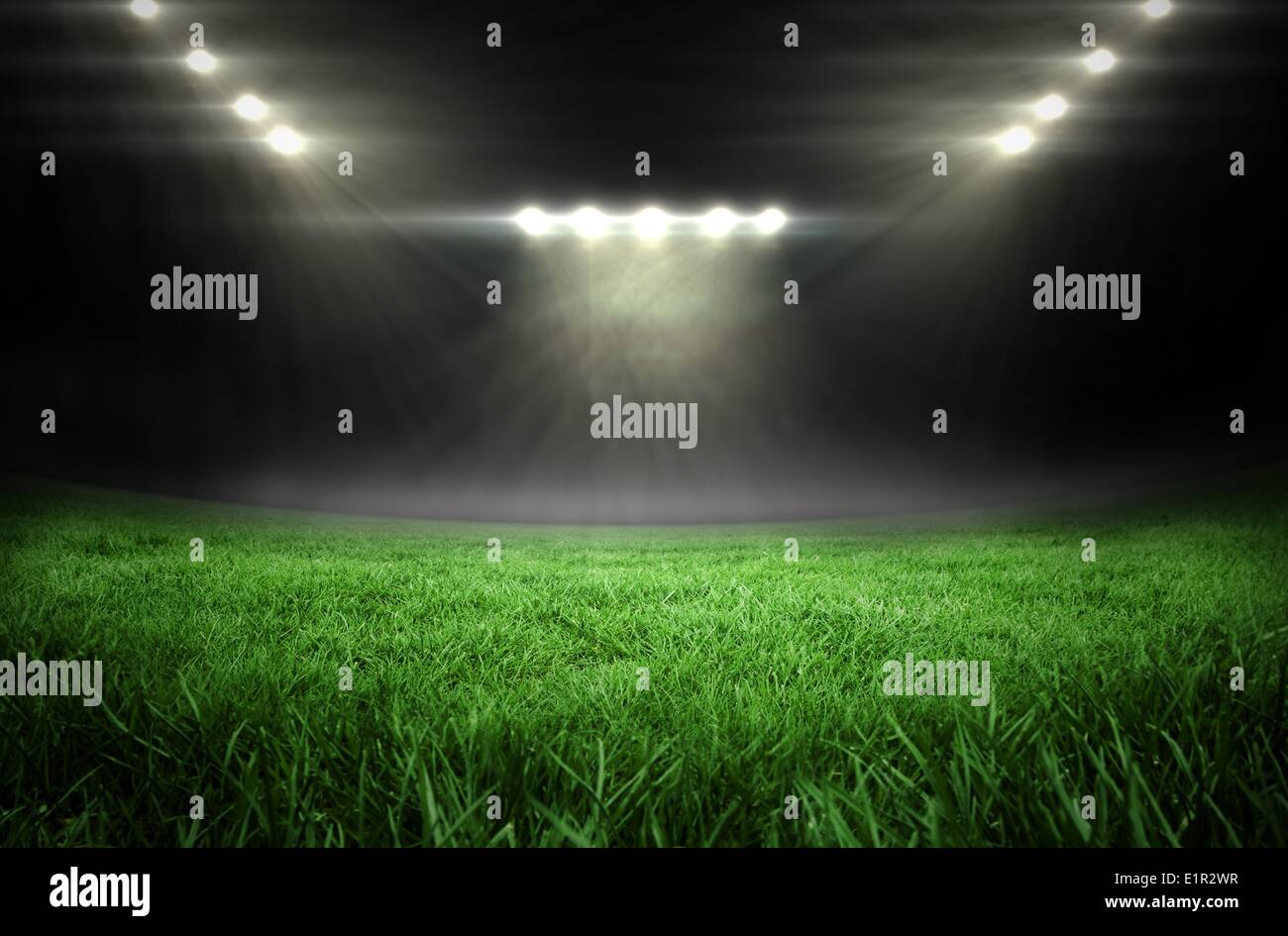 Campo di calcio con luci luminose Foto Stock
