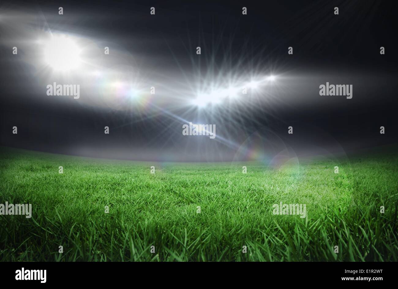 Campo di calcio sotto luci luminose Foto Stock