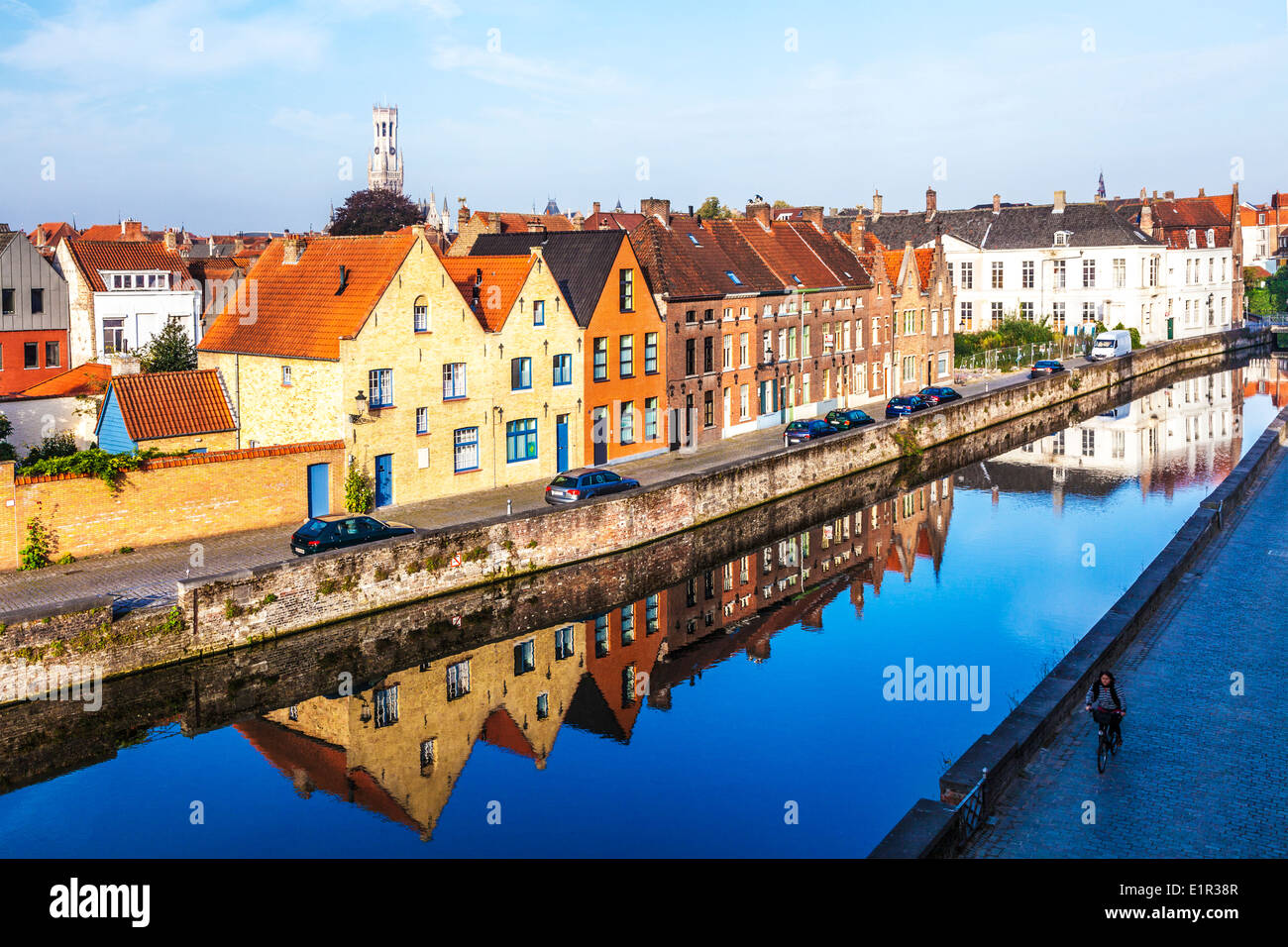 Case medievali si riflette nel canale lungo la Predikherenrei a Bruges, Belgio, con la torre campanaria in distanza. Foto Stock