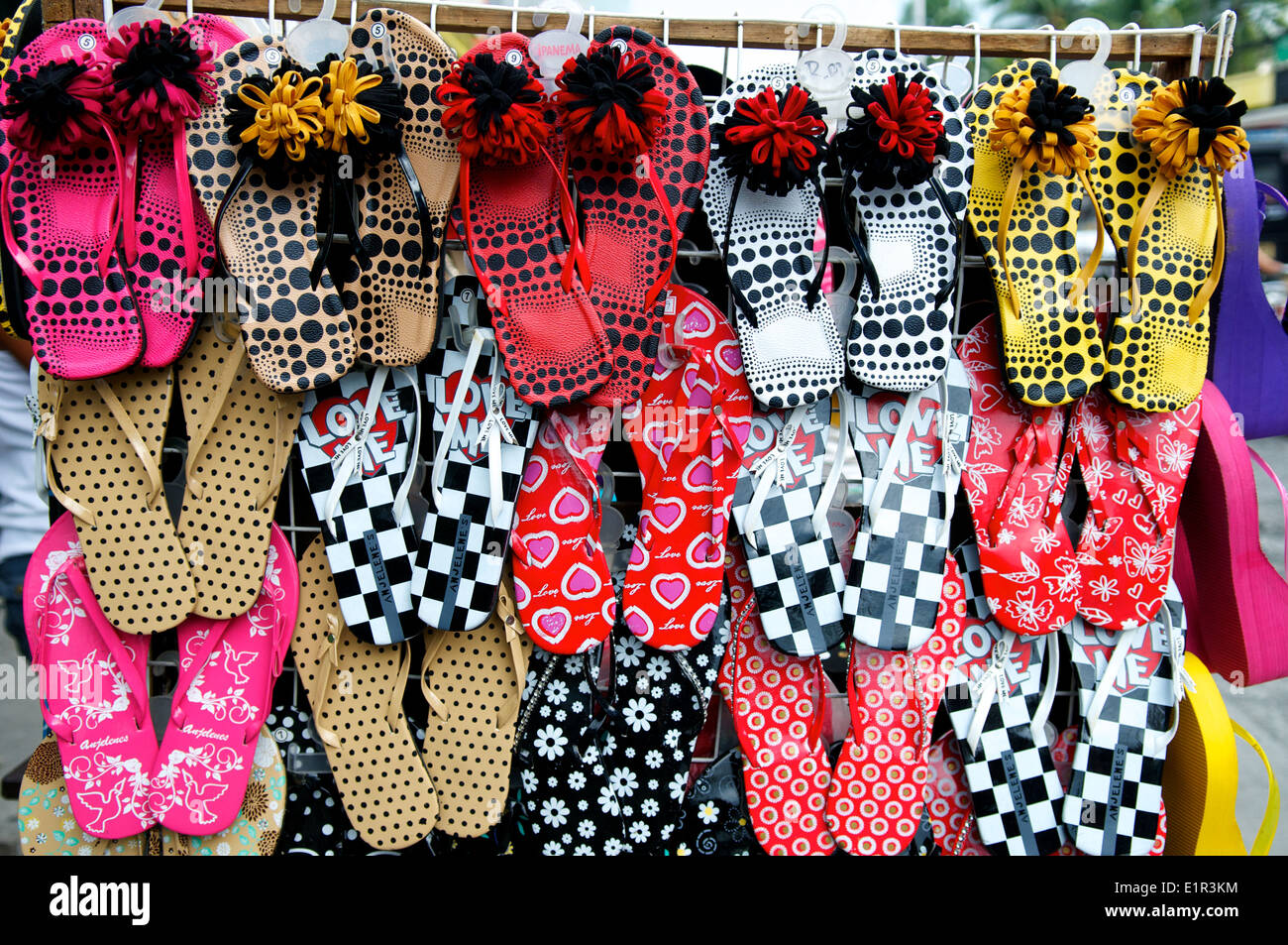 Il flip flop per la vendita, Angeles City, Pampanga provincia, Luzon, Filippine. Credito: Kraig Lieb Foto Stock