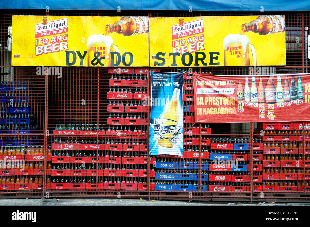 Distributore di bevande w/ segnaletica, Angeles City, Pampanga provincia, Luzon, Filippine. Credito: Kraig Lieb Foto Stock