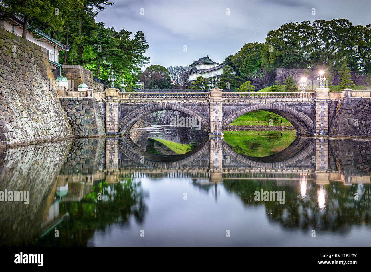 Tokyo, Giappone Imperial Palace di notte. Foto Stock
