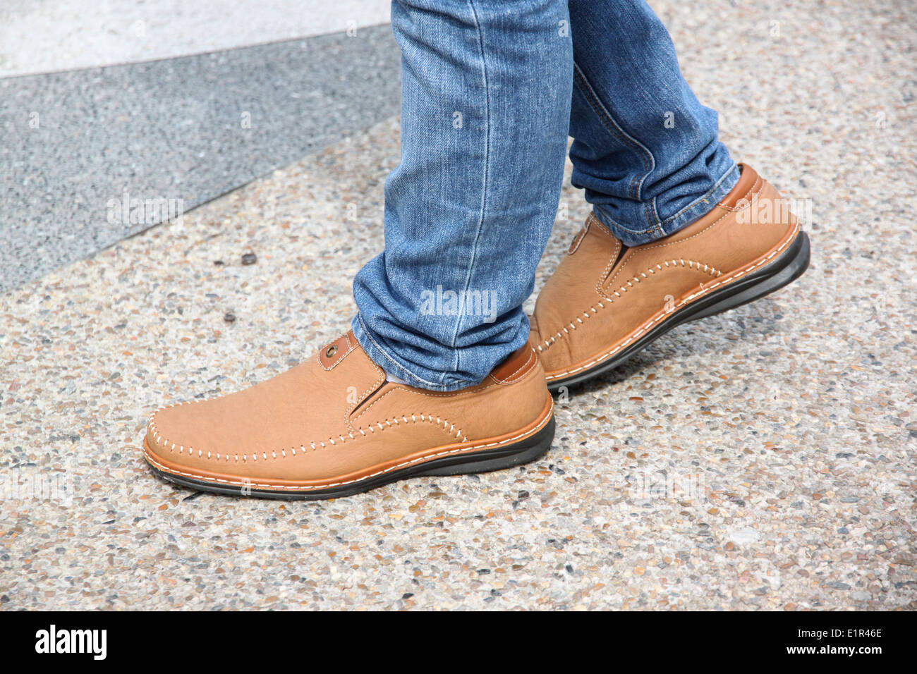 Brown delle scarpe in cuoio di usura di apparecchiatura. Foto Stock