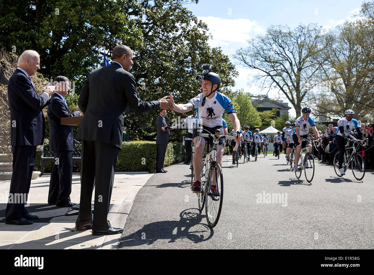 Il Presidente Usa Barack Obama, Vice presidente Joe Biden e Veterans Affairs Segretario Eric K. Shinseki salutare i partecipanti durante il guerriero ferito progetto soldato della corsa sul prato Sud della Casa Bianca Aprile 17, 2014 in Washington, DC. Foto Stock