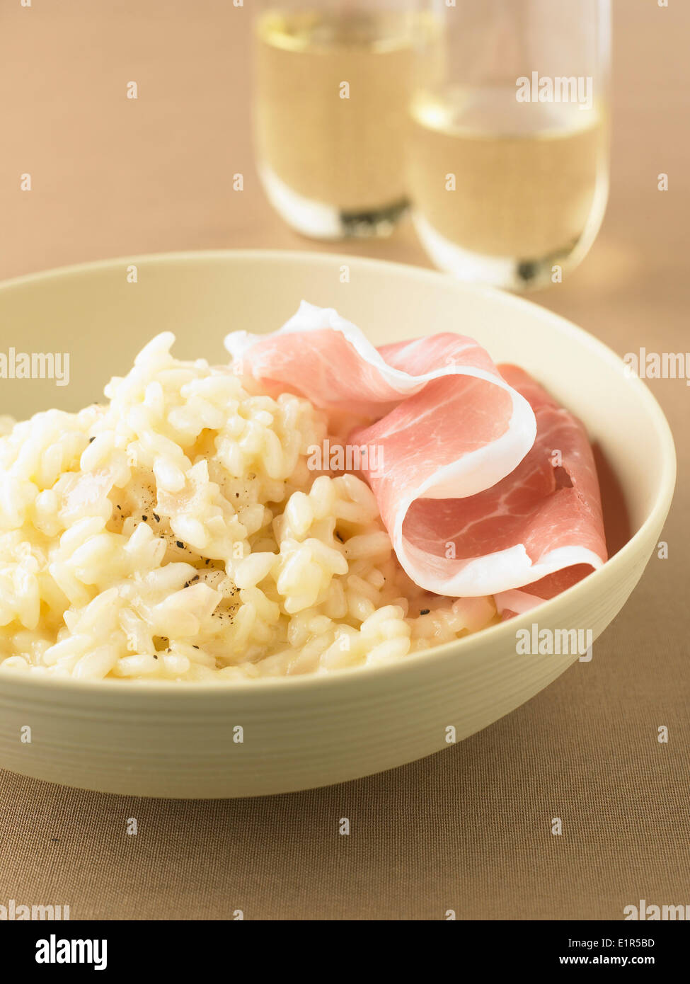 Champagne risotto con prosciutto crudo Foto Stock