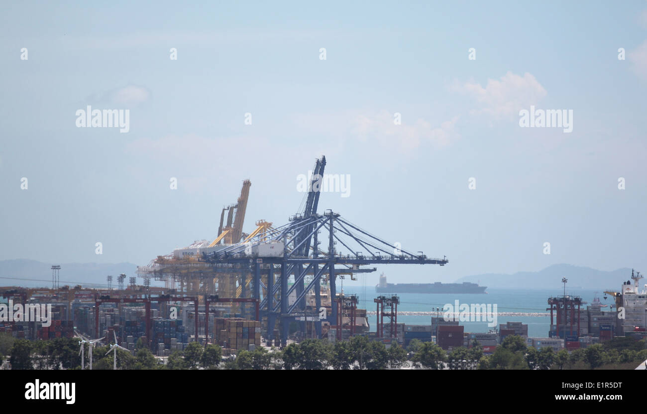 Gru per il sollevamento di merci in container port in Alta Vista. Foto Stock