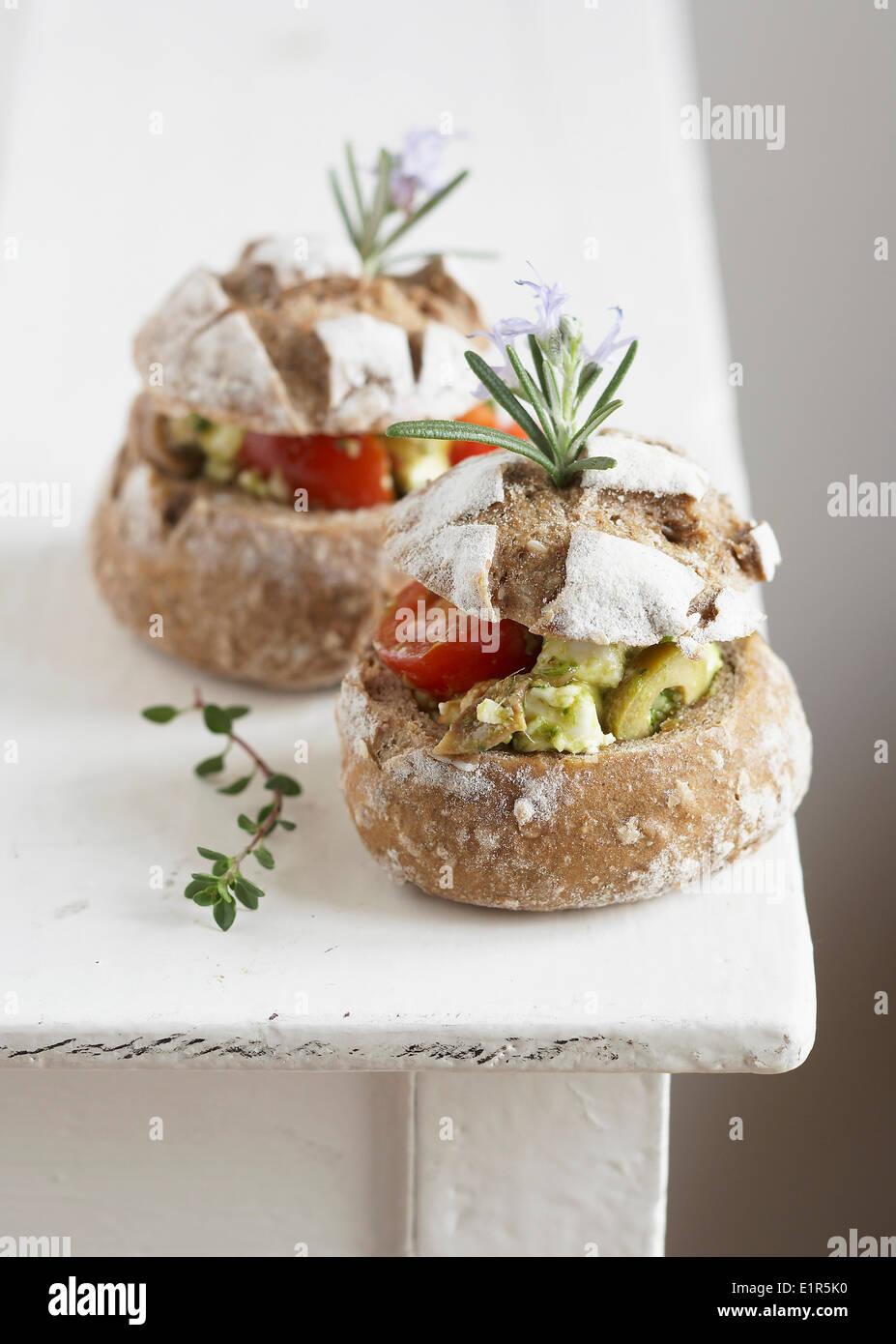 Feta, pesto, olio d'oliva e pomodoro ciambelle di pane Foto Stock