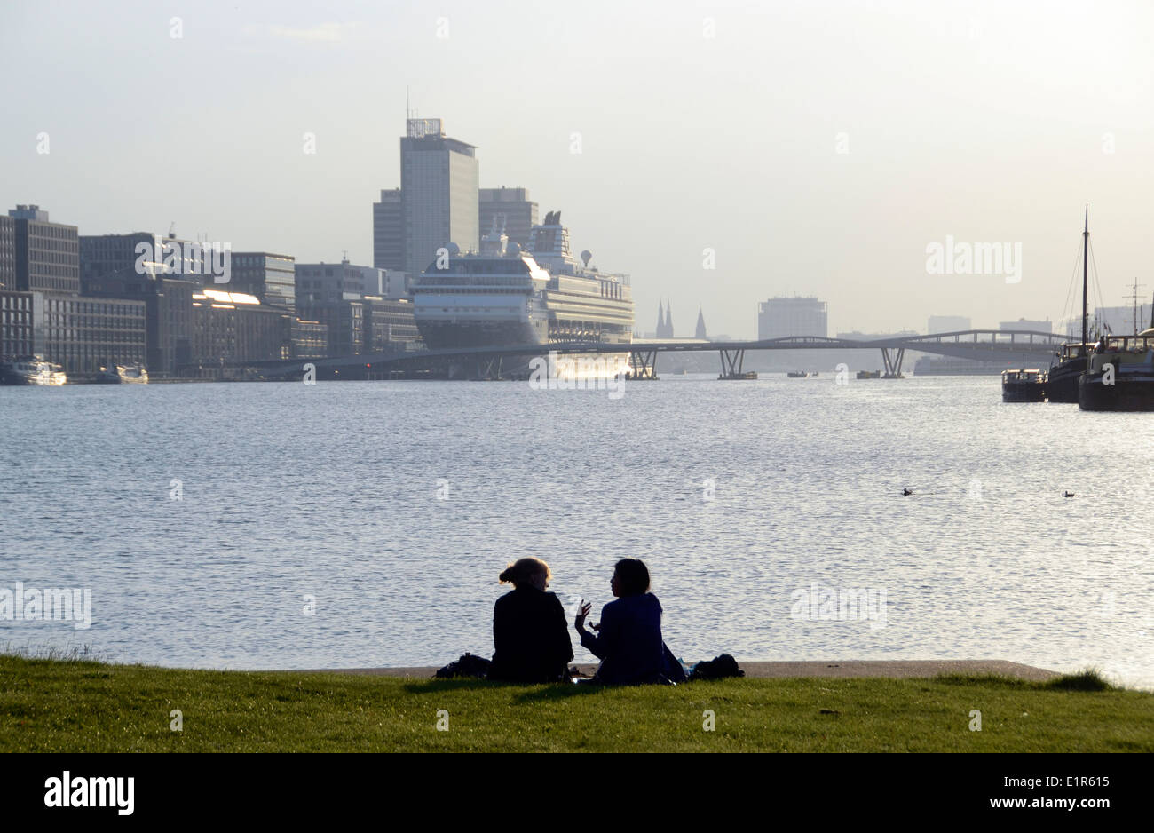 Vista dall isola di Giava verso il centro della cittã di Amsterdam, Olanda Foto Stock