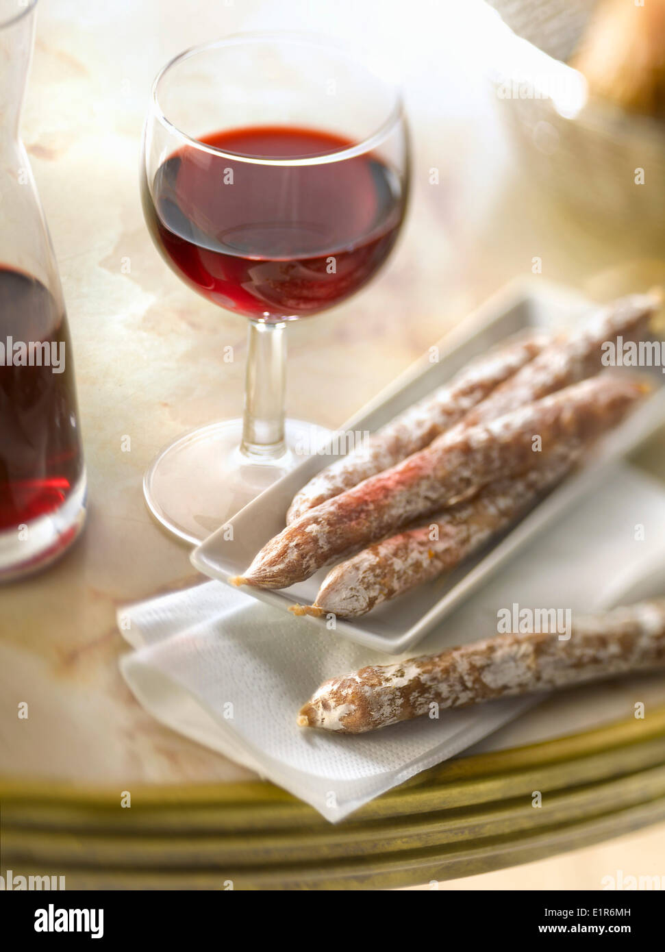 Mini salsiccia secca con un bicchiere di vino rosso Foto Stock