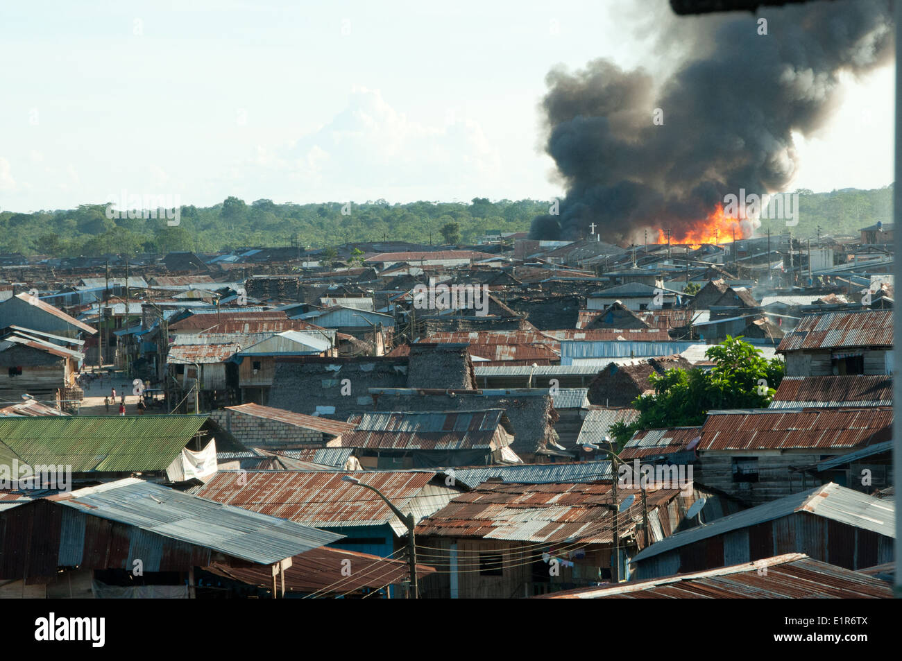 Pennacchi di fumo nel cielo come fuoco che divampa in Belen distretto di Iquitos Perù Foto Stock