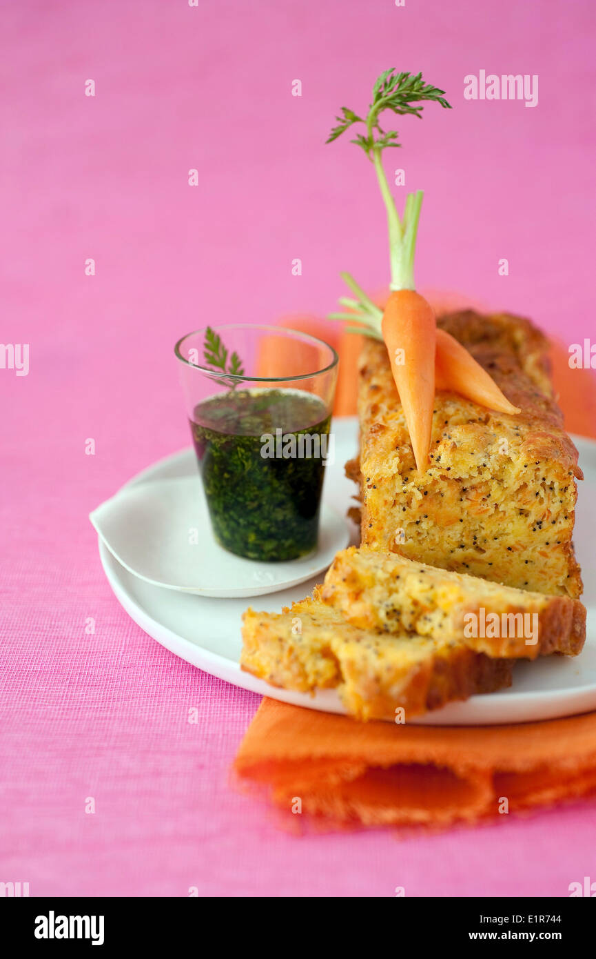 La carota,ricotta e poppyseed torta salata, cerfoglio vinaigrette Foto Stock