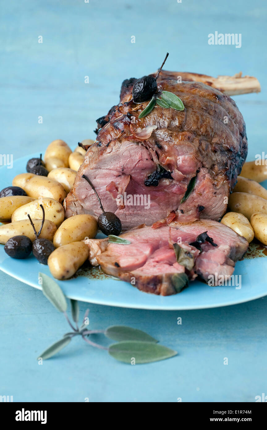 La gamba di agnello farcito con pancetta ,olive e salvia Foto Stock