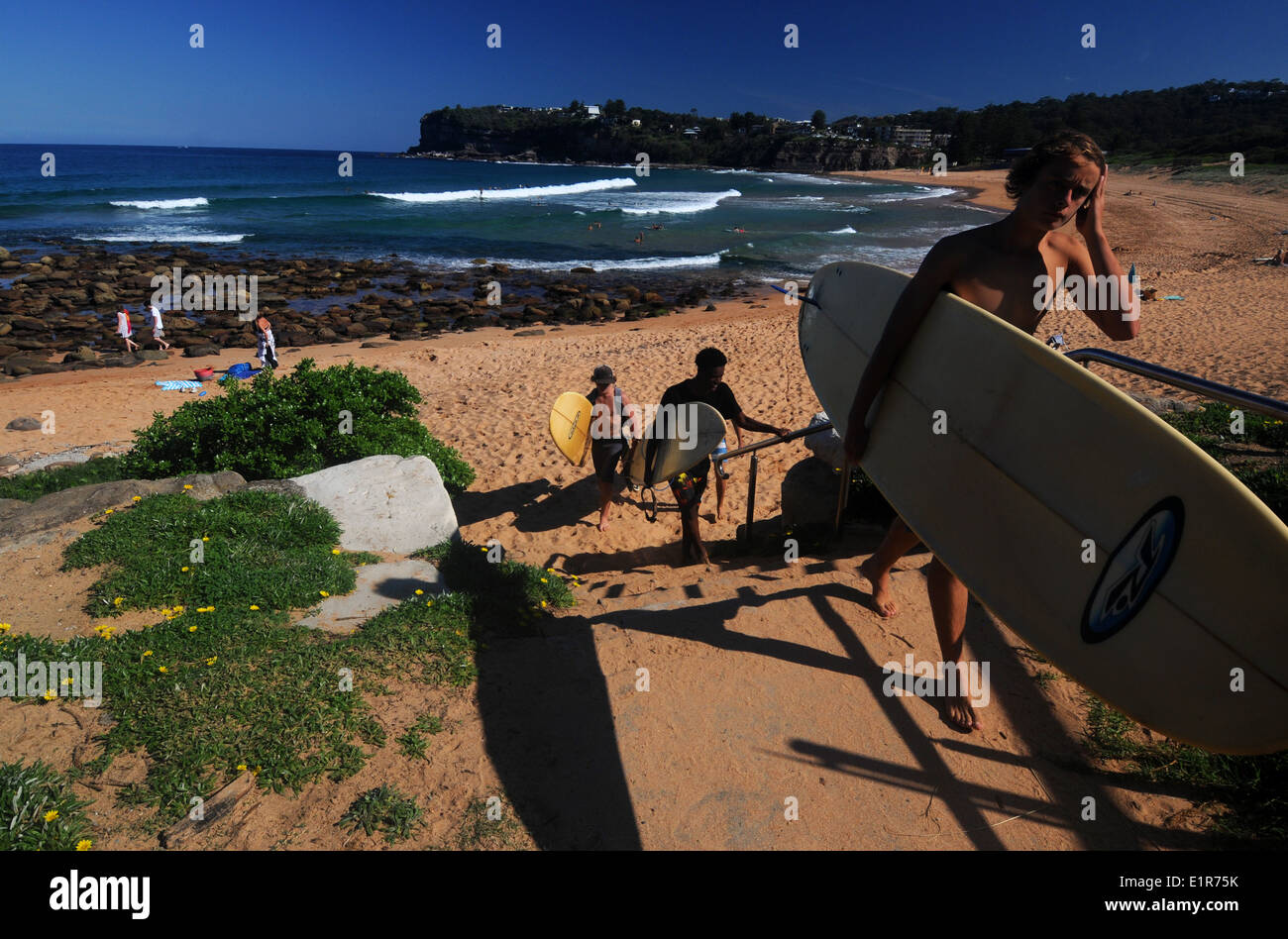 Surfers lasciando Avalon Beach, spiagge del nord di Sydney, NSW, Australia. No signor o PR Foto Stock
