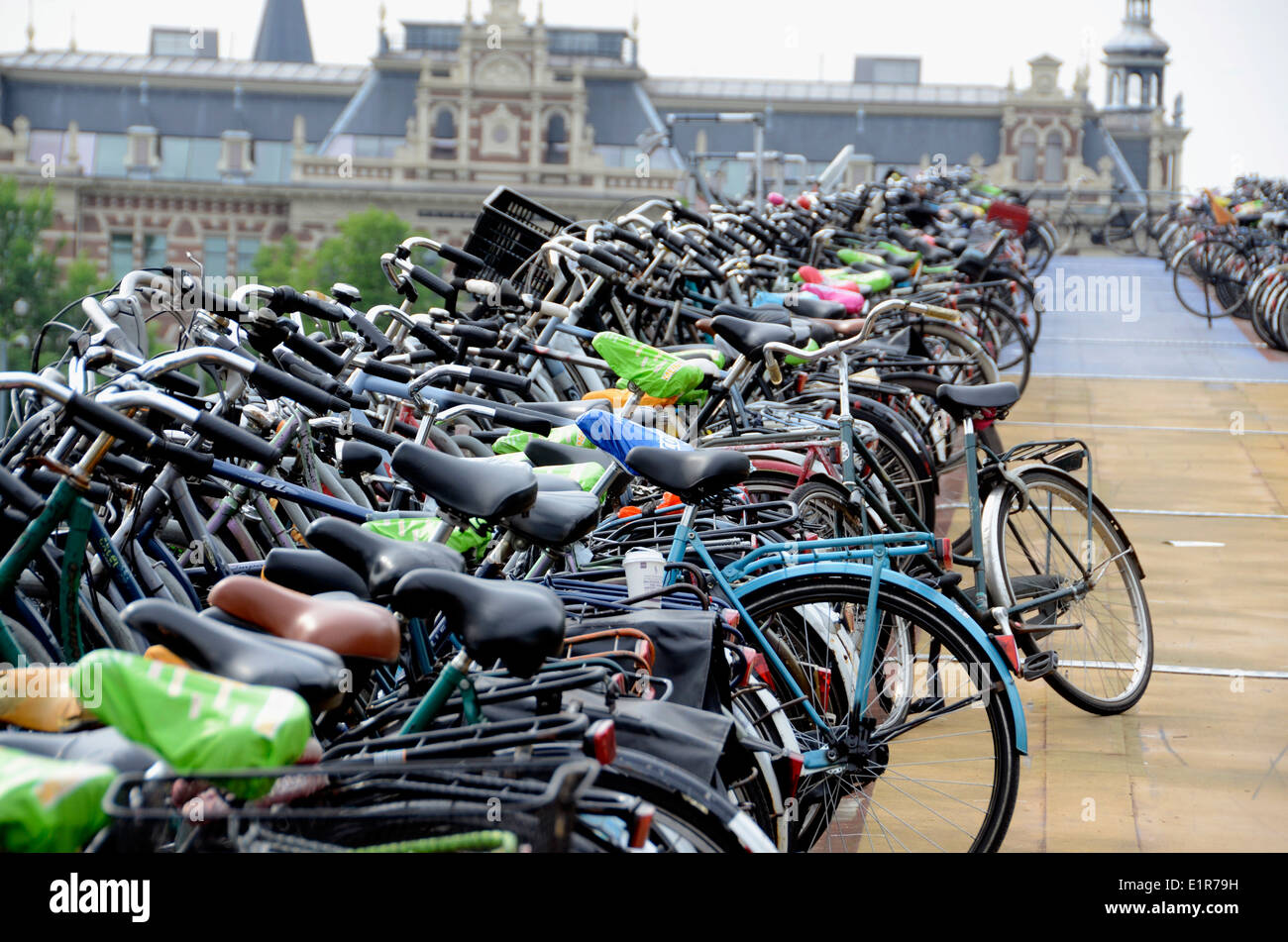 Biciclette sul bike sorge fuori la stazione ferroviaria centrale di Amsterdam Olanda Foto Stock