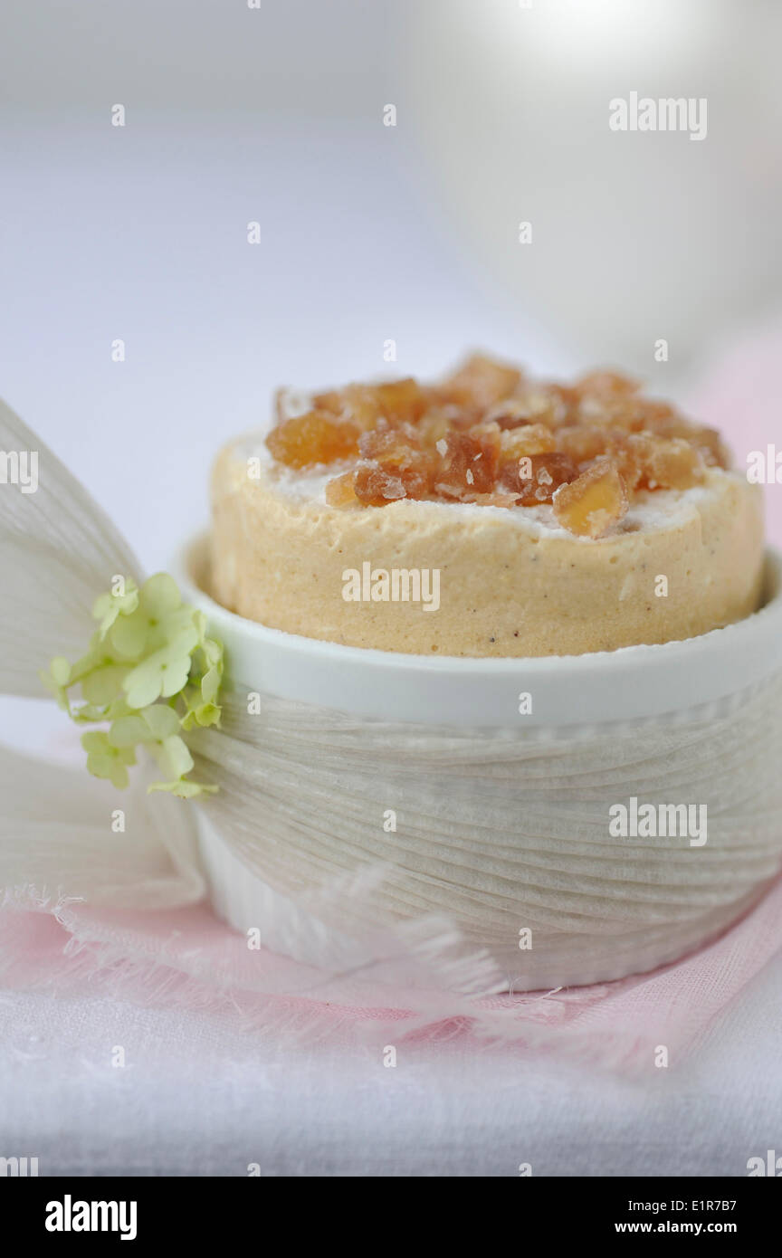 Crema di castagne iced souuflé rabboccato con marroni canditi Foto Stock
