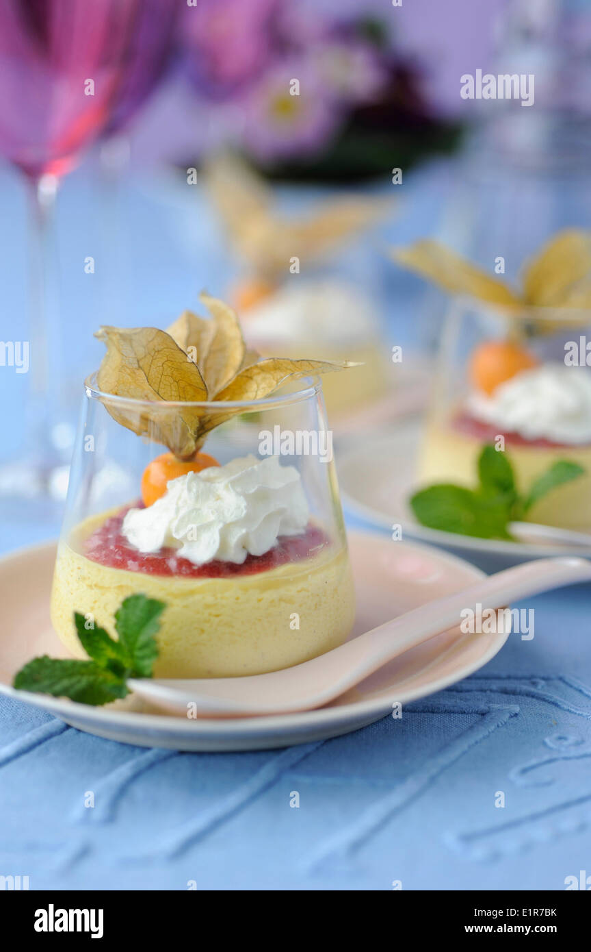 Crema alla vaniglia dolce con panna montata e physallis Foto Stock