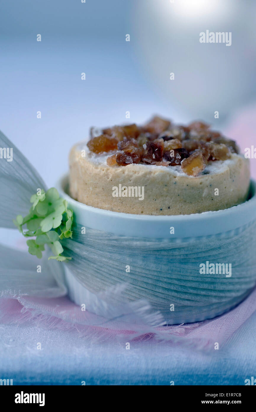 Crema di castagne iced soufflée rabboccato con marroni canditi Foto Stock