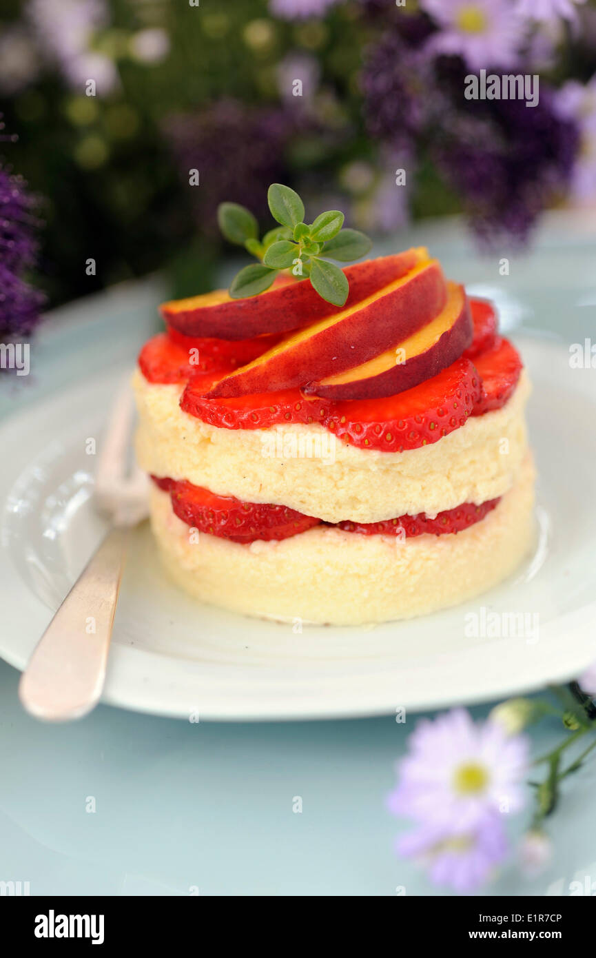 Crema alla vaniglia e fragole al vapore e dessert di pesche Foto Stock