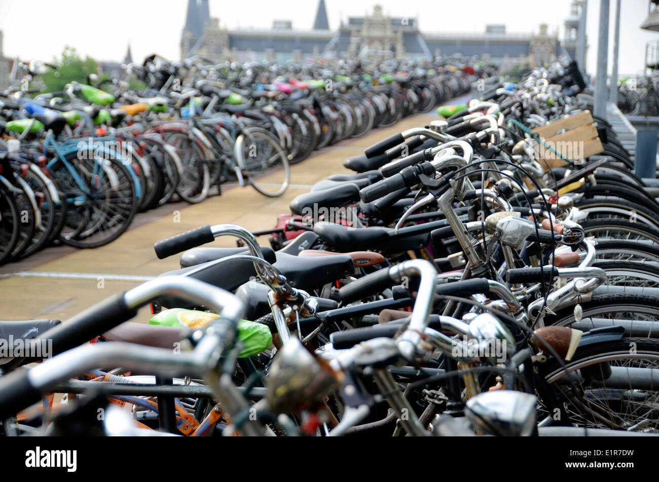 Biciclette sul bike sorge fuori la stazione ferroviaria centrale di Amsterdam Olanda Foto Stock