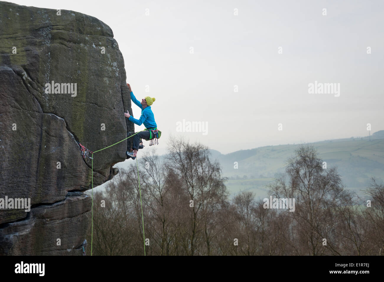 Arrampicata su roccia nel Peak District Foto Stock