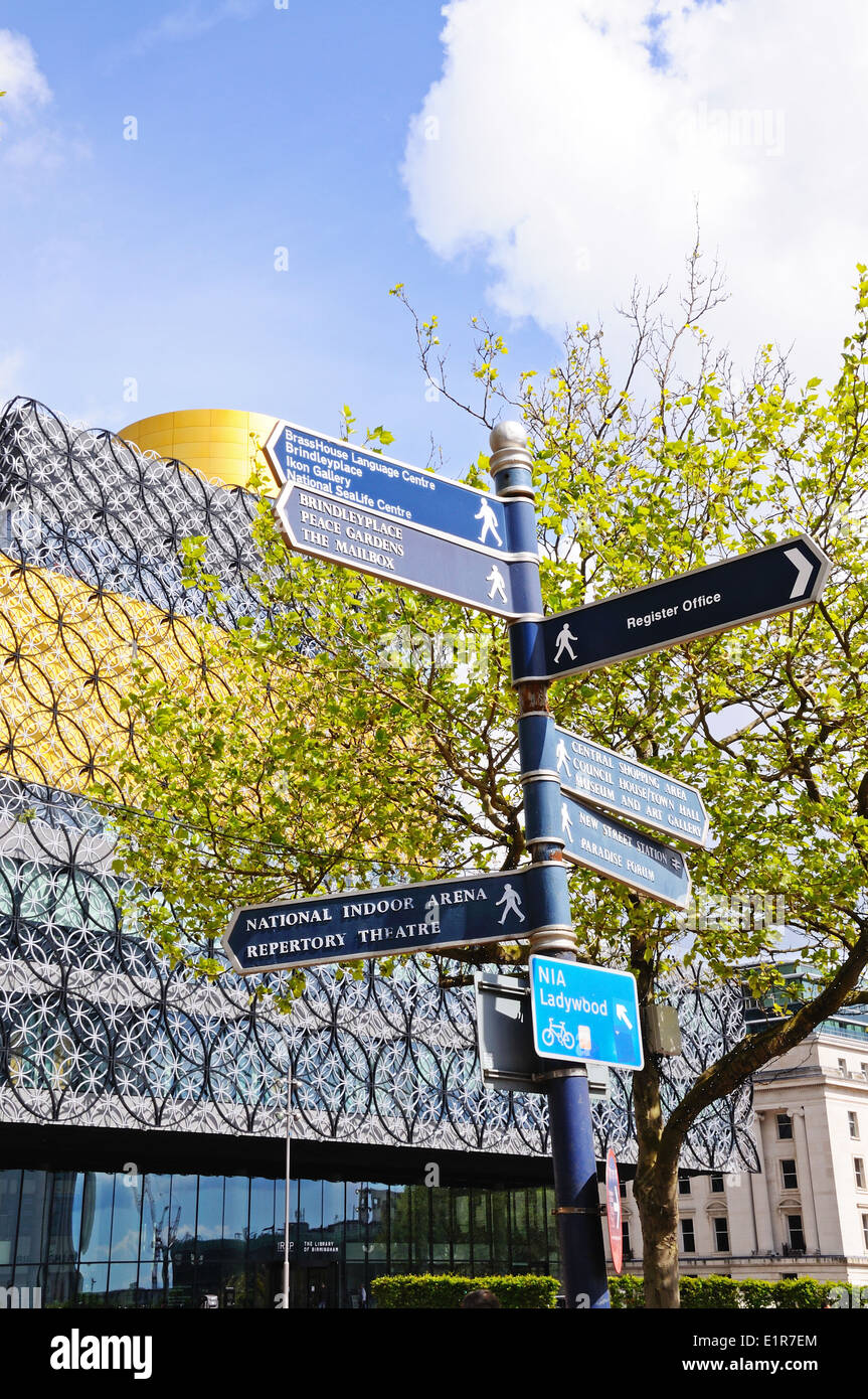 Landmark palina con la Biblioteca di Birmingham verso la parte posteriore, Centenary Square, Birmingham, Inghilterra, Regno Unito, Europa occidentale. Foto Stock