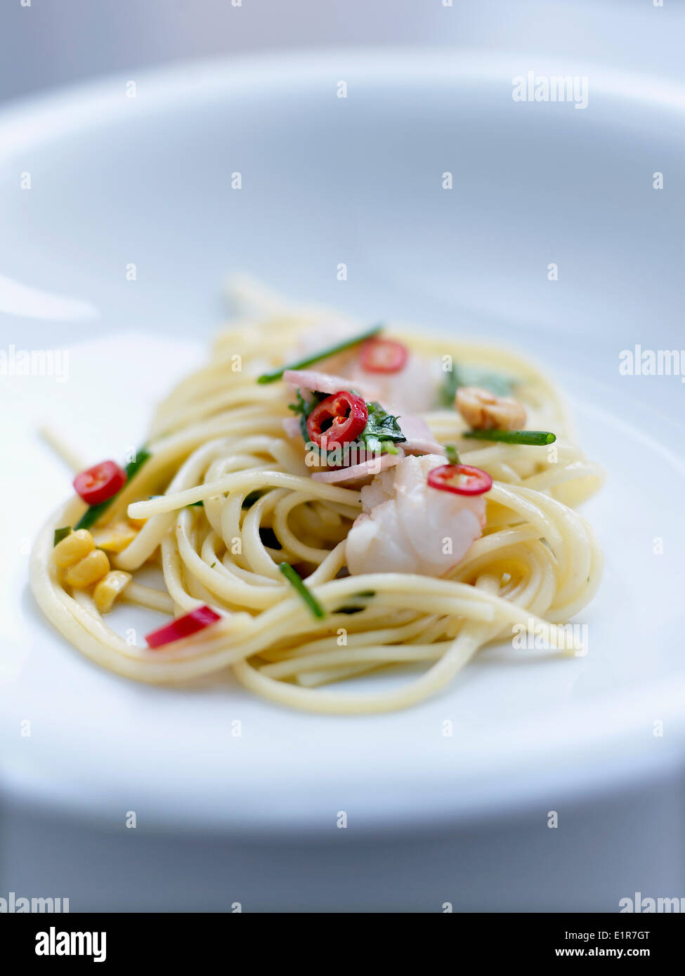 Spaghetti con la baia di Dublino e gamberetti e prosciutto crudo Foto Stock