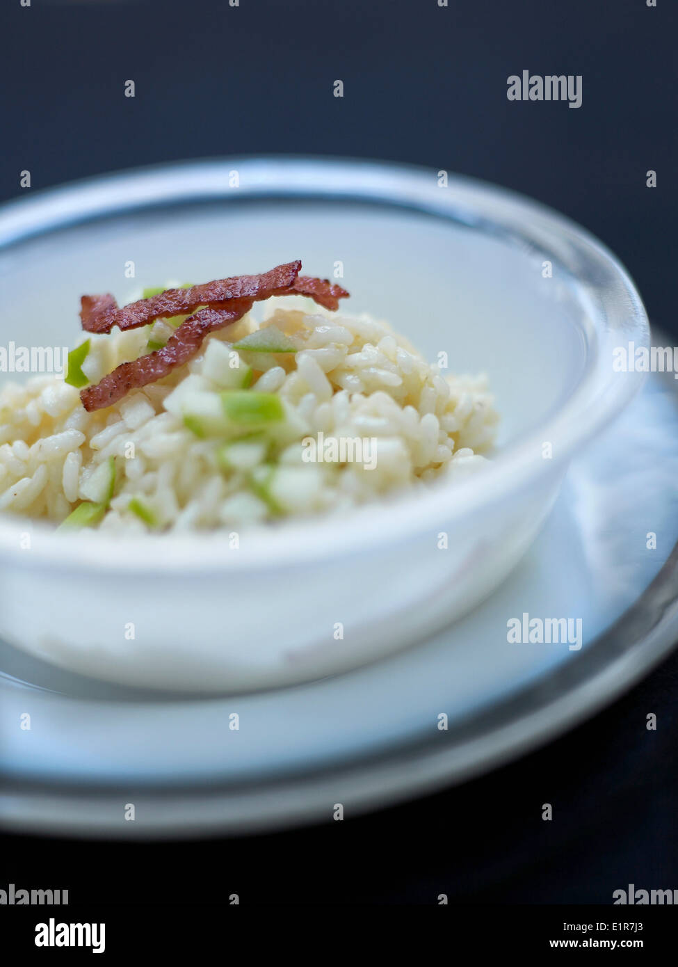 Risotto caramellato con mele verdi,pancetta e mascarpone Foto Stock