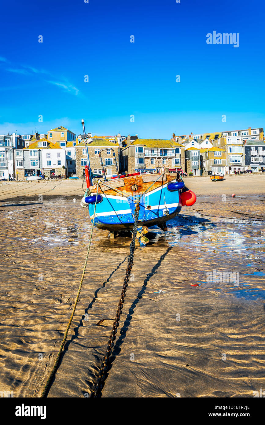 Barca da pesca sulla spiaggia di St Ives in Cornovaglia Foto Stock