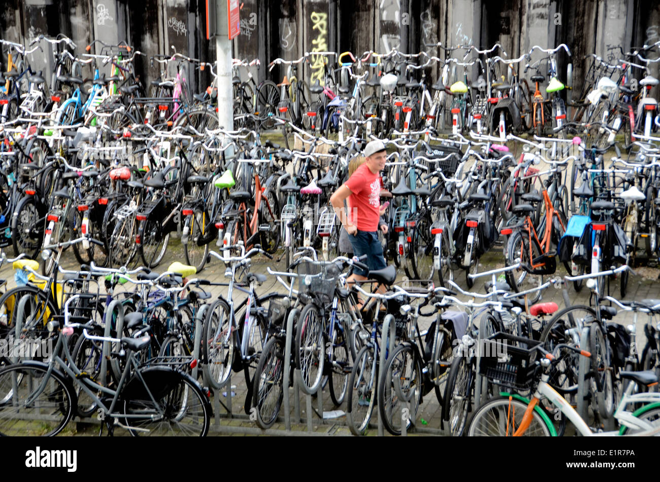 Biciclette sul bike sorge fuori la stazione ferroviaria centrale di  Amsterdam Olanda Foto stock - Alamy