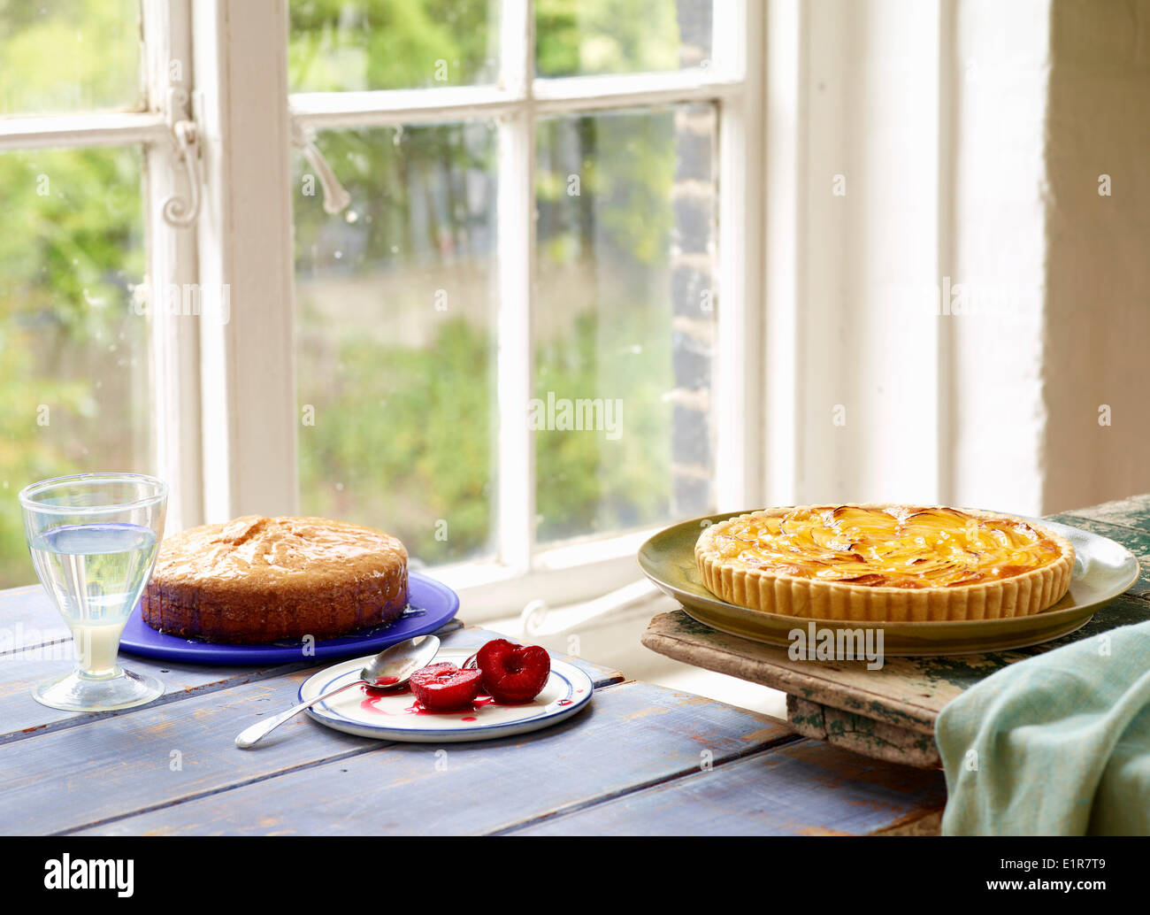 La Normandia crostata di mele, torta di nocciole e prugne in camicia e un bicchiere di Calvados Foto Stock