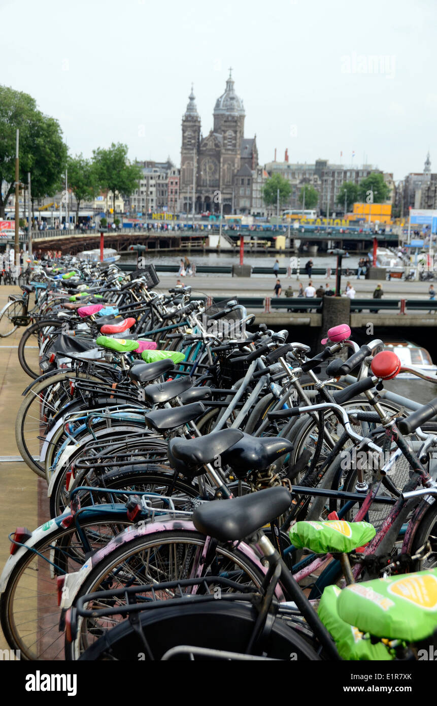Biciclette sul bike sorge fuori la stazione ferroviaria centrale di Amsterdam Olanda Foto Stock