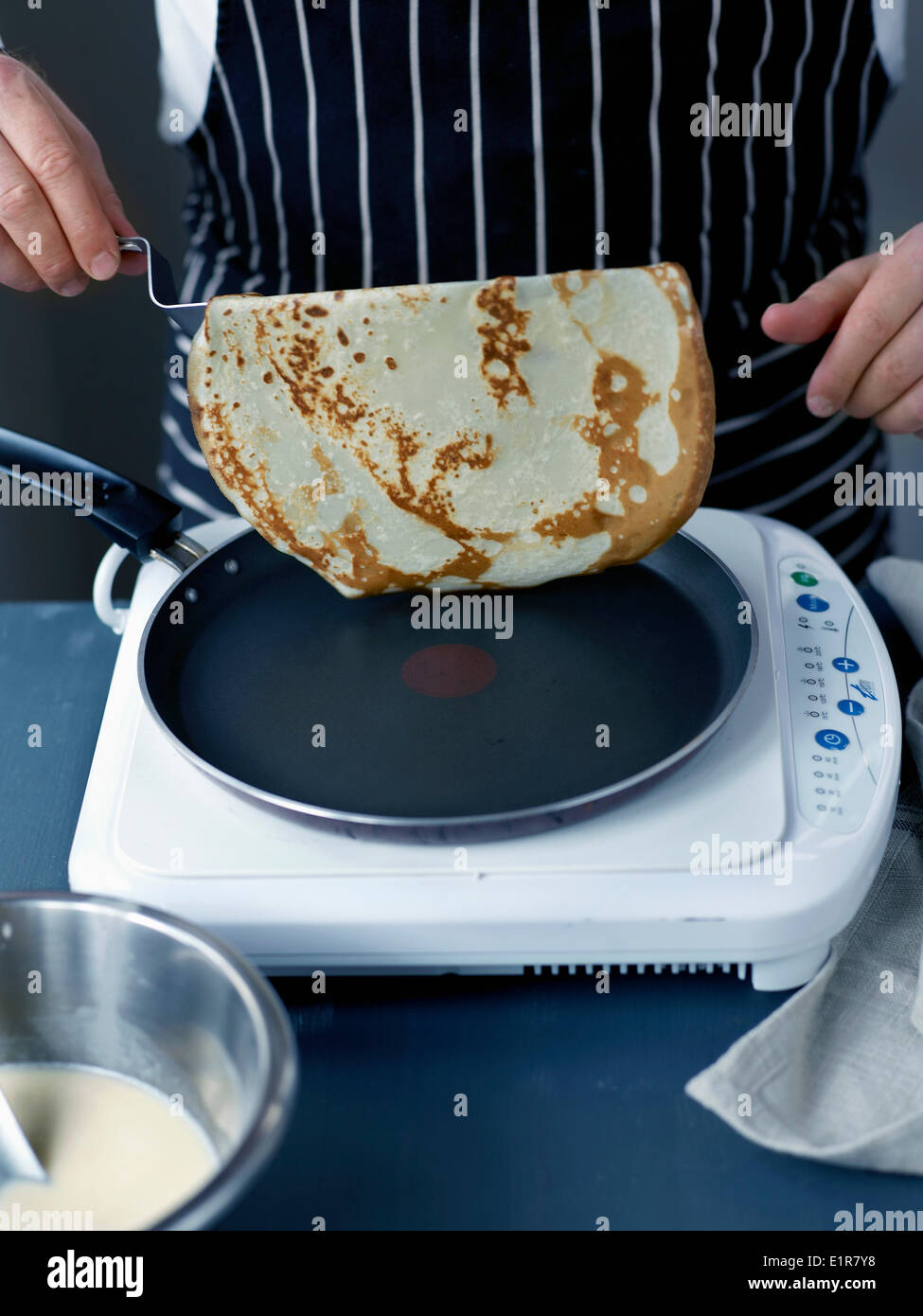 La realizzazione di un pancake Foto Stock