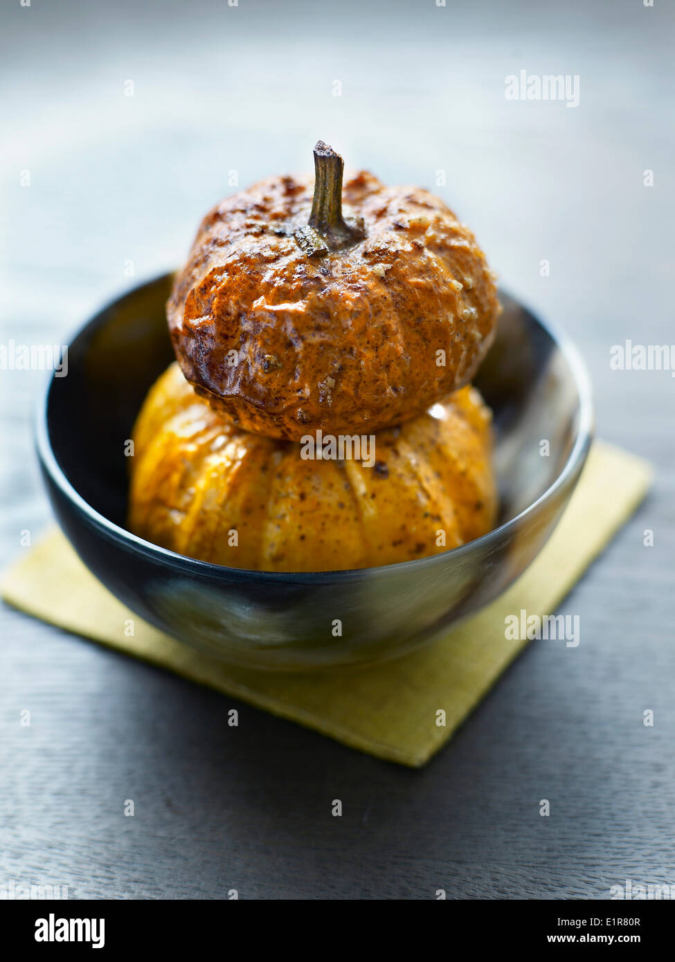 Mini zucca cotta al forno con salsa di soia Foto Stock