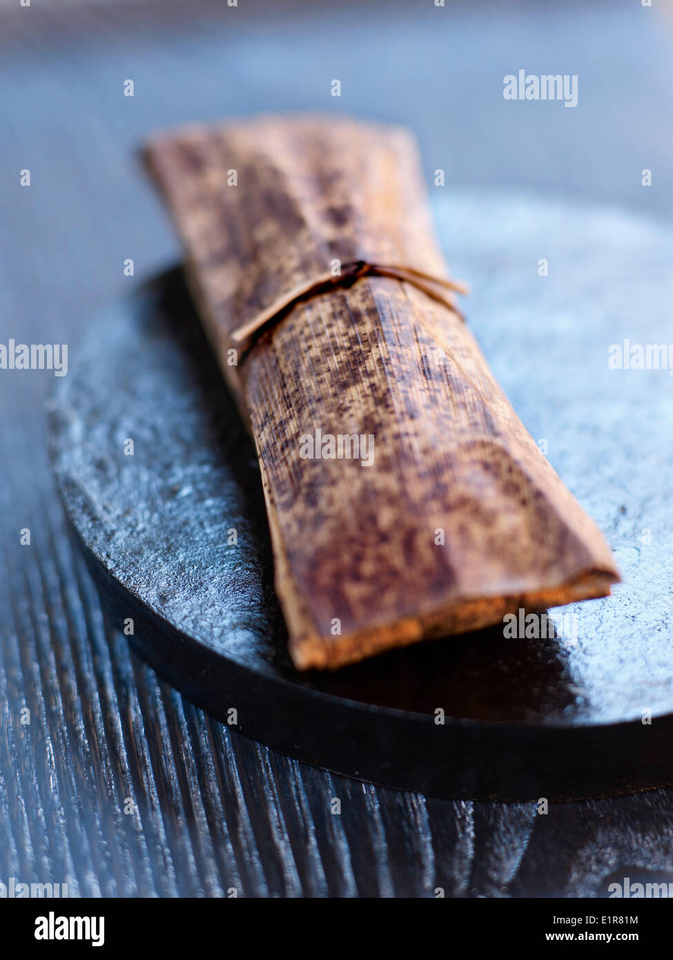 Patate dolci cotte in foglie di bambù Foto Stock