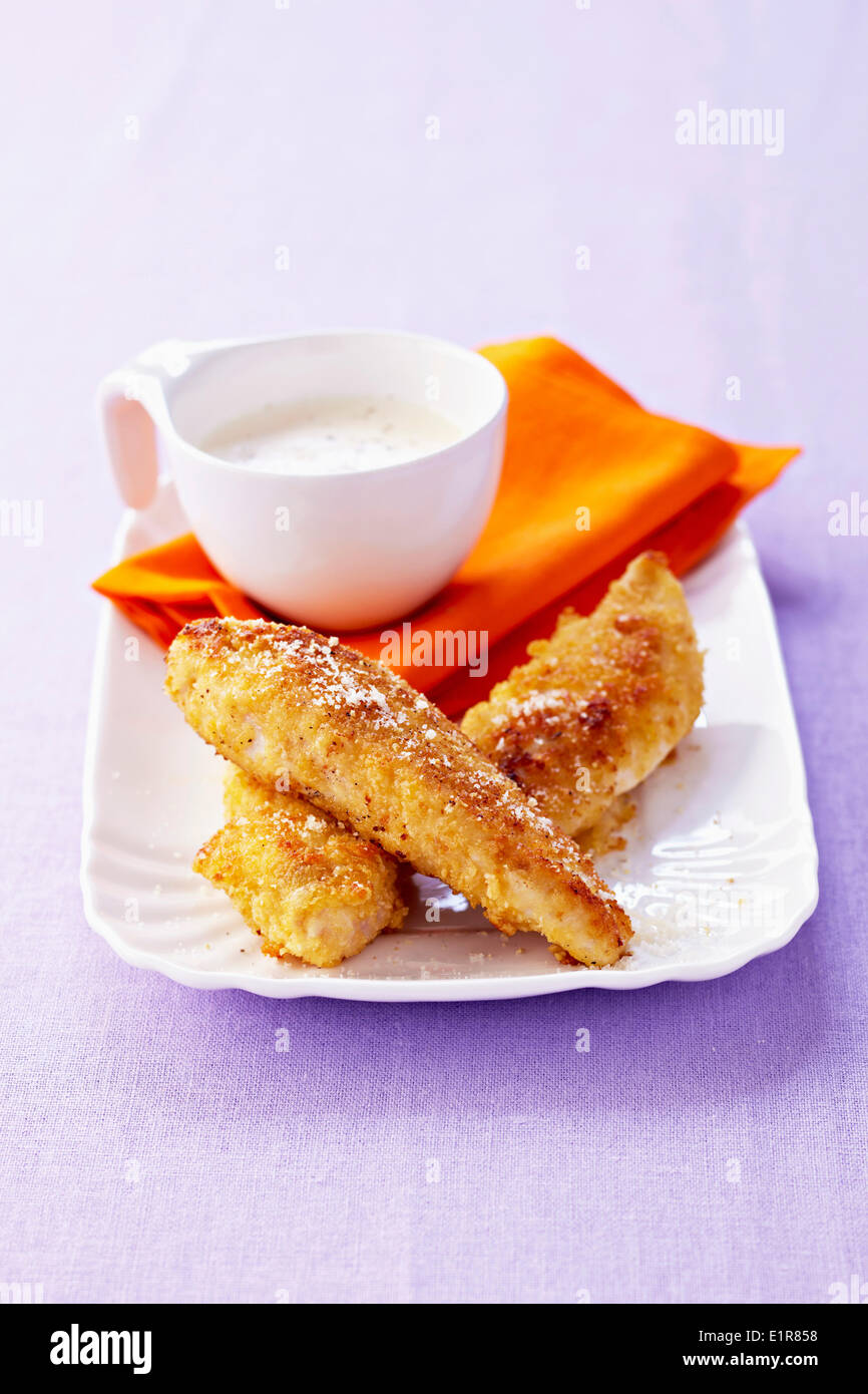 Pollo Impanato scaloppine con cremosa salsa di parmigiano Foto Stock