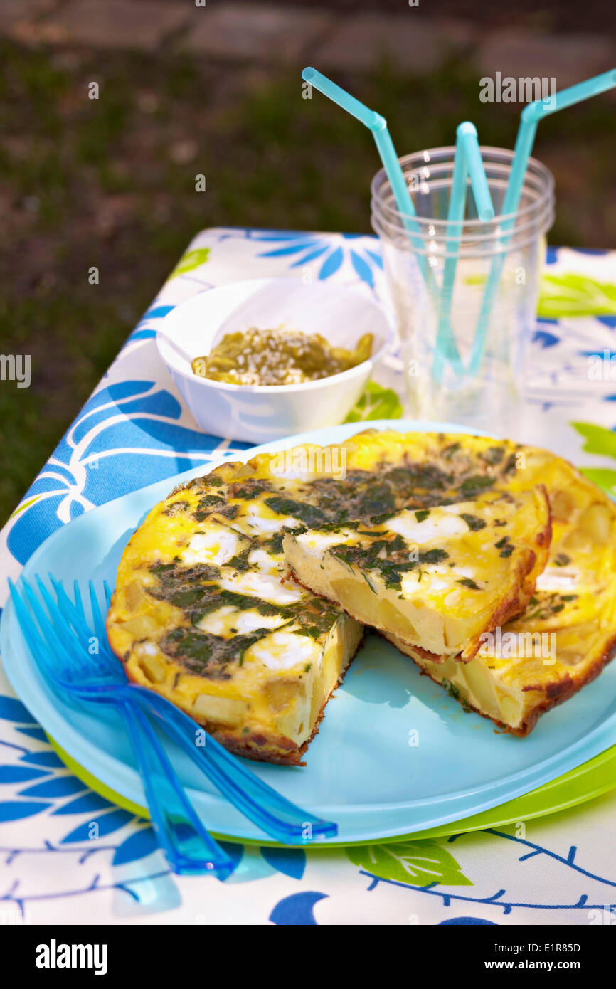 Potato,formaggio di capra e coriandolo frittata fredda con il guacamole e semi di sesamo salsa di olio Foto Stock