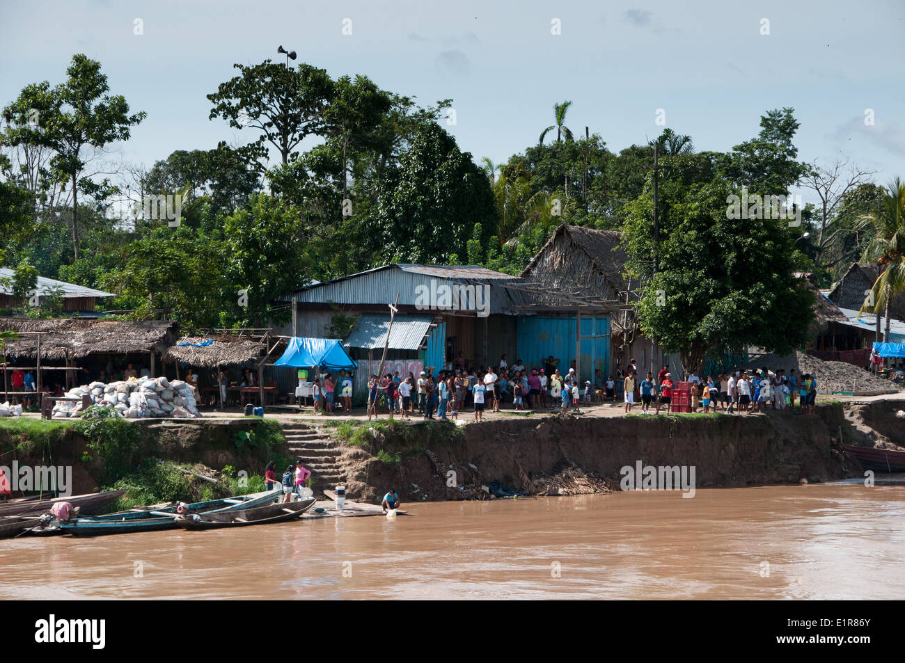 Occupato Dock sul fiume lato in Amazzonia peruviana River Foto Stock