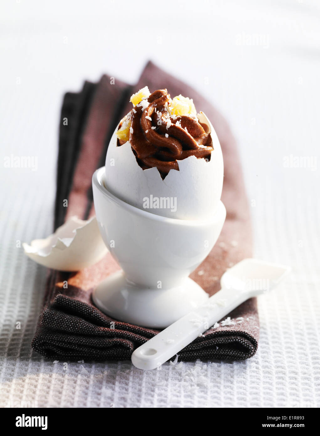 Il cioccolato,noce di cocco e ananas dessert servito in un guscio d'uovo Foto Stock