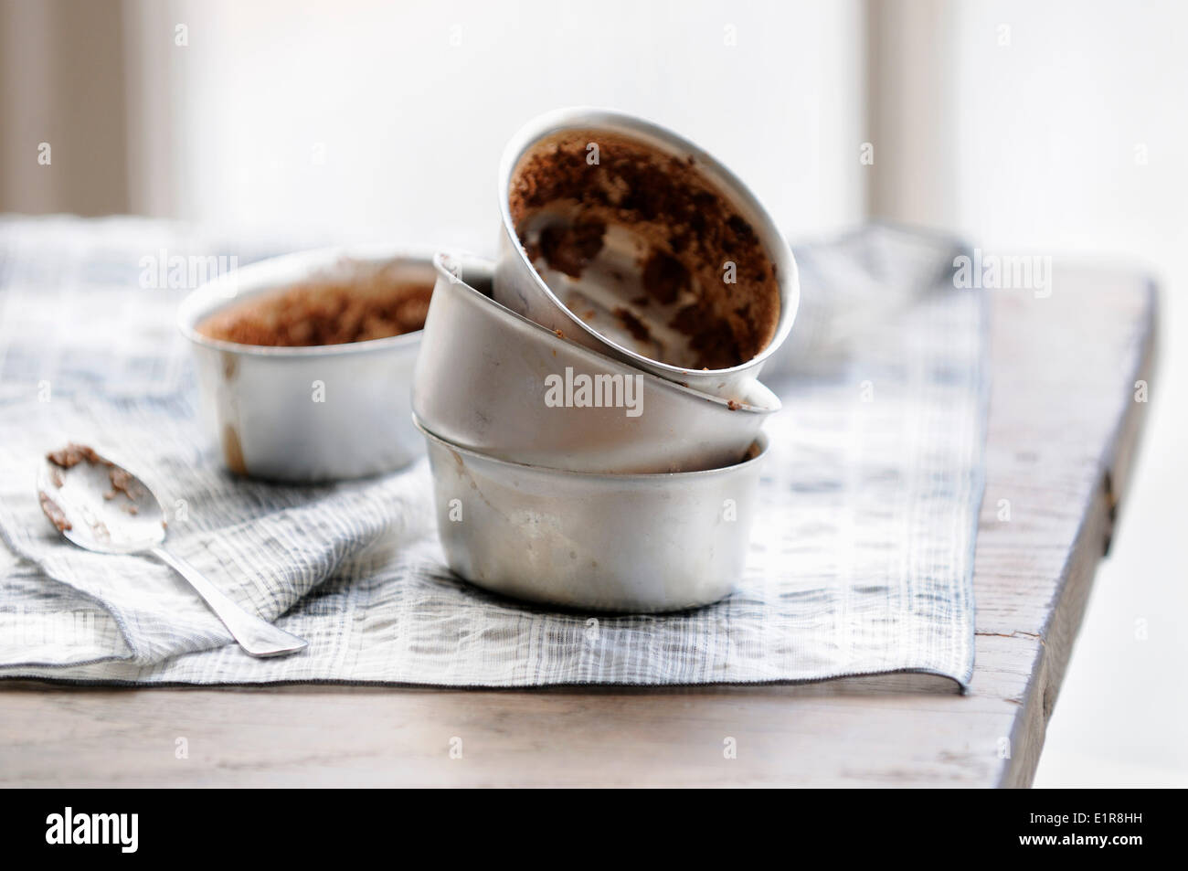 Piccolo stagno stampi per torte al cioccolato Foto Stock