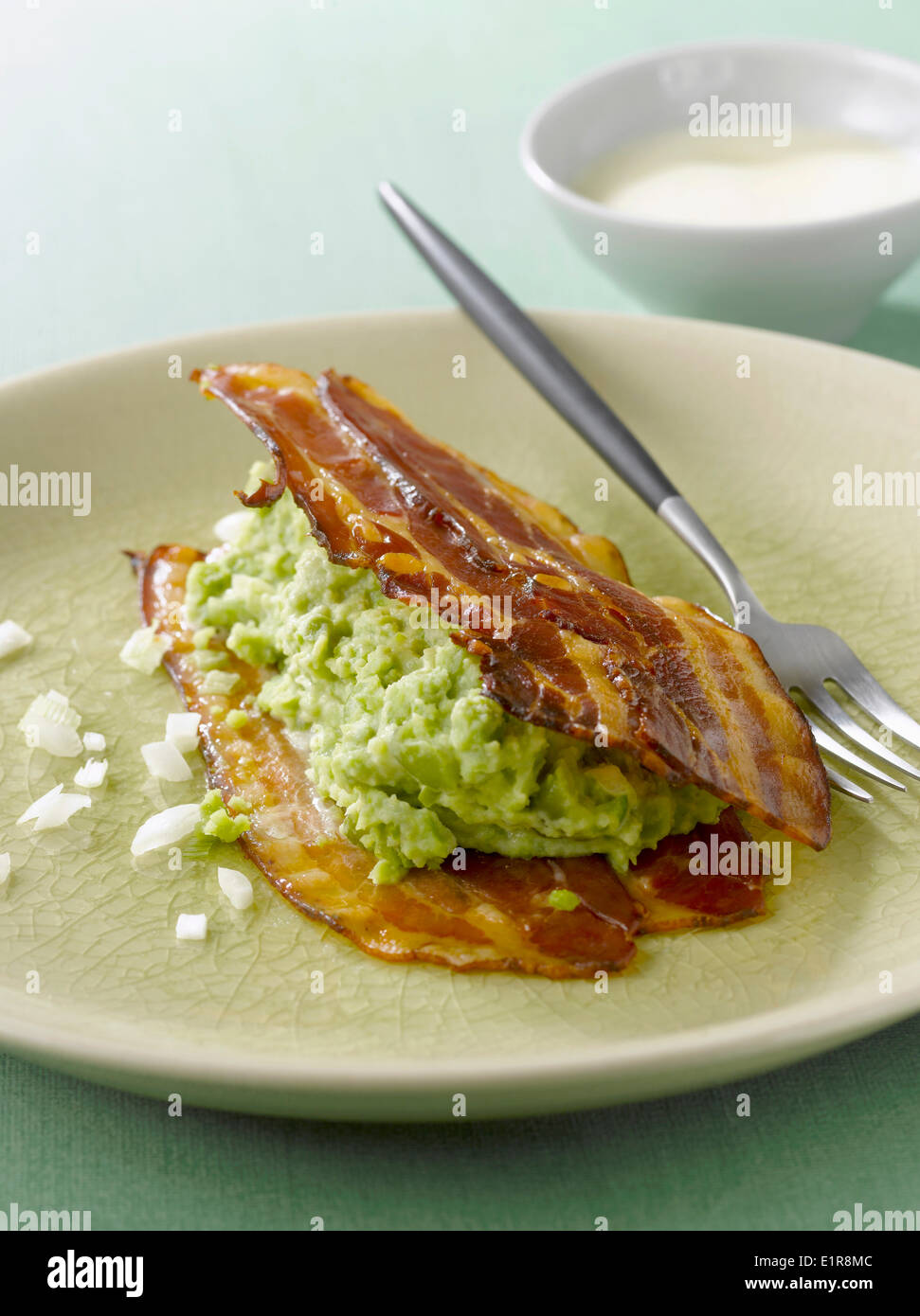 Croccante pancetta con largo bean mash Foto Stock