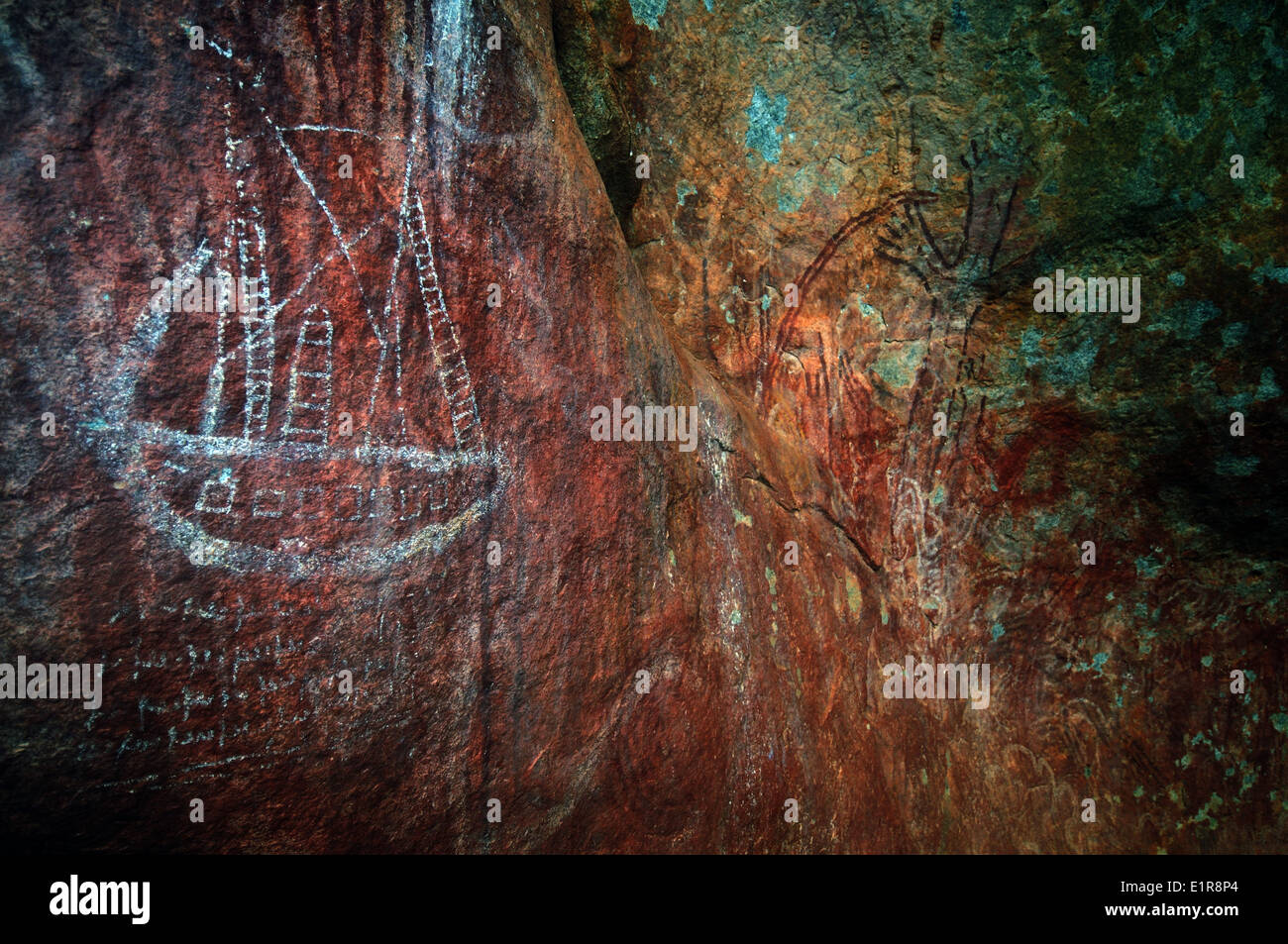 Arte rupestre degli Aborigeni comprendente una rappresentazione di una nave, Walga Rock, regione di Murchison, Australia occidentale Foto Stock