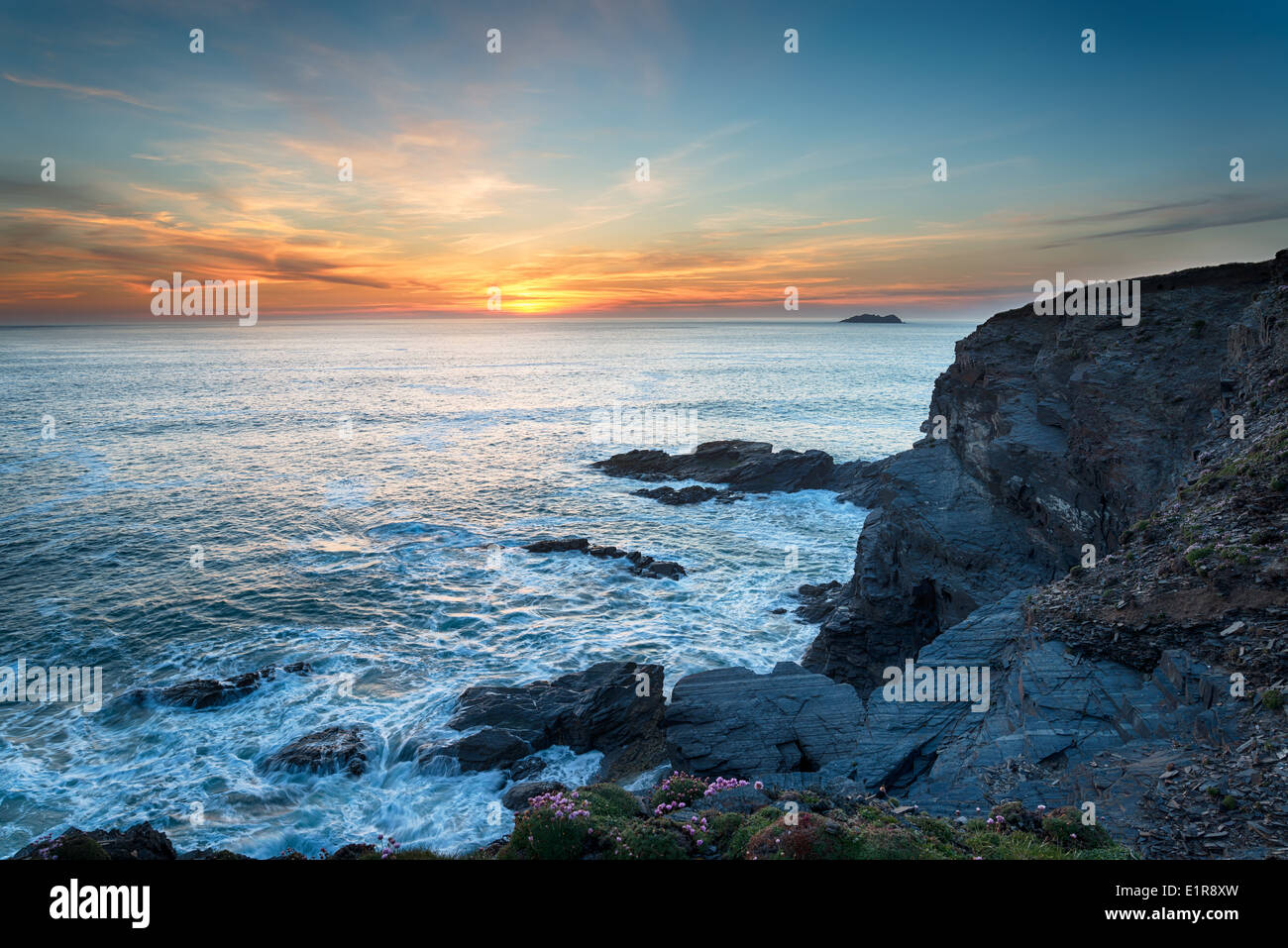 Un tramonto che si affaccia l'Atlantico a nord della Cornovaglia costa vicino Longcarrow Cove Foto Stock