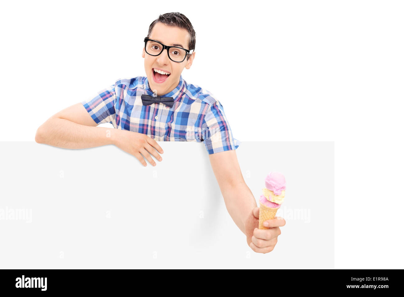 Uomo con un gelato dietro il pannello vuoto Foto Stock