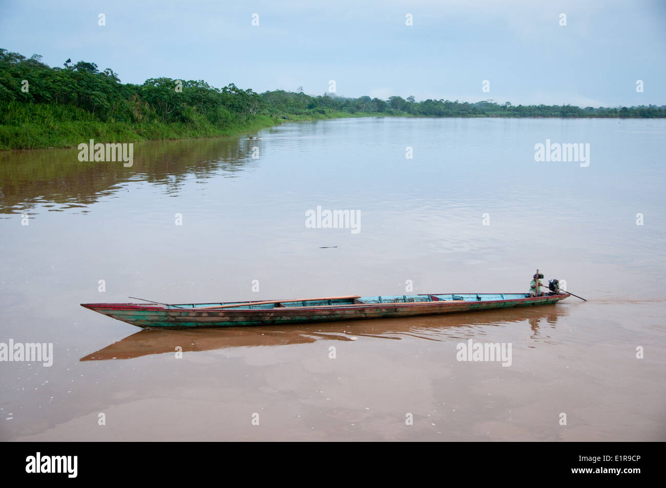 Grandi Canoe con motore fuoribordo in Amazzonia peruviana Foto stock - Alamy